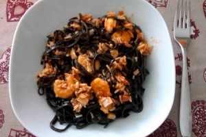 Spaghetti al nero di seppia, gamberoni e pomodorini