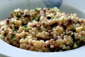 Fregula con verdure e uva sultanina